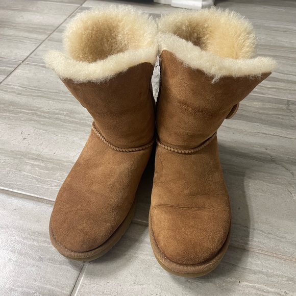 Bailey Button Chesnut Uggs - Picture 2 of 6